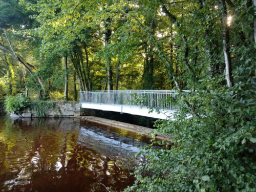 The footbridge of the Vieille Forge pond is 500 meters away
