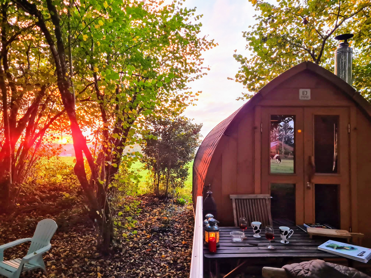 L'Igl'houx et sa terrasse sous un coucher de soleil